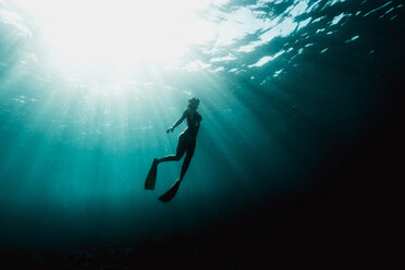 Frau schwimmt in voller Länge im Meer - CAVF51474