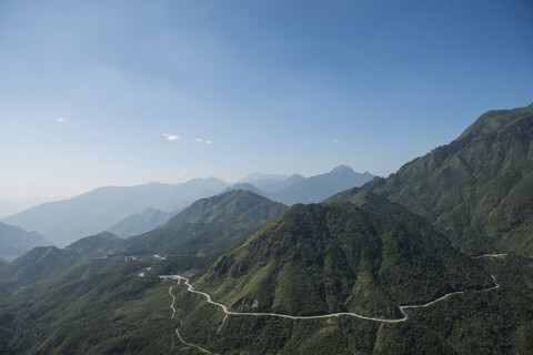 Landschaftliche Ansicht der Berge gegen den blauen Himmel, lizenzfreies Stockfoto