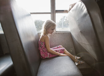 Seitenansicht eines Mädchens, das im Bus am Fenster sitzt - CAVF51509