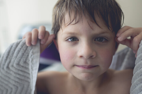 Nahaufnahme eines Jungen, der ein Handtuch hält, lizenzfreies Stockfoto