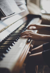 Ausgeschnittenes Bild eines Jungen, der zu Hause Klavier spielt - CAVF51620