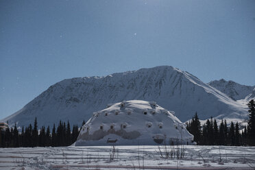 Beton-Iglu vor Bergen und Himmel am Denali Highway - CAVF51644