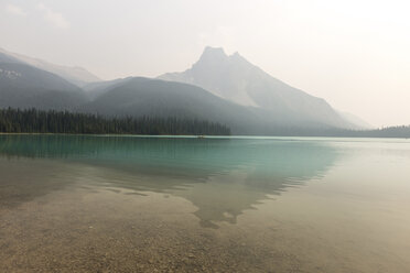 Aussicht auf den See im Yoho-Nationalpark gegen den Himmel bei nebligem Wetter - CAVF51652