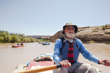 Älterer Mann beim Kajakfahren auf dem Fluss gegen den klaren Himmel - CAVF51658