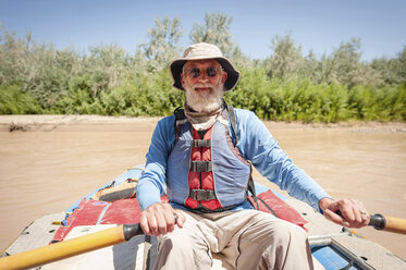Porträt eines älteren Mannes beim Kajakfahren auf einem Fluss - CAVF51659