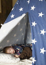 Junge schläft auf dem Bett im Zelt zu Hause - CAVF51661