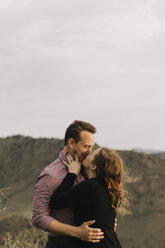 Verliebtes junges Paar küsst sich auf den Mund gegen den Himmel - CAVF51676