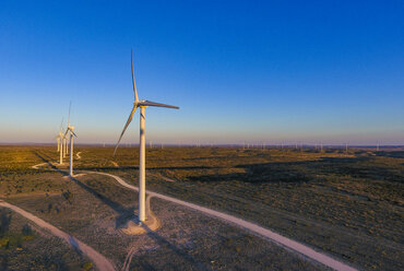 Windmühlen auf einem Feld vor blauem Himmel - CAVF51687