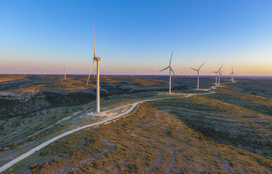 Windmühlen auf dem Bauernhof gegen den dramatischen Himmel bei Sonnenuntergang - CAVF51688