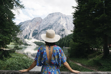 Tourist mit Hut, der die Aussicht auf die Berge betrachtet - CAVF51699