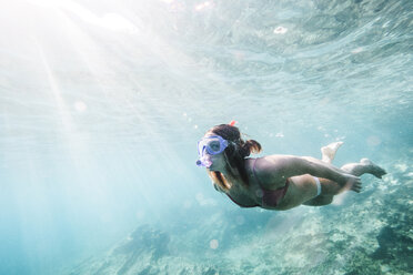 Frau in voller Länge beim Tauchen unter Wasser - CAVF51772
