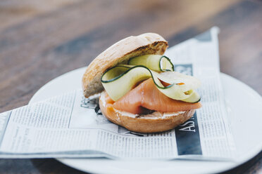 Nahaufnahme eines Burgers in einem Teller auf einem Tisch im Restaurant - CAVF51773