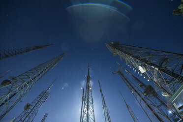 Radio Kommunikation Antenne auf blauem Himmel Hintergrund, lizenzfreies  Stockfoto