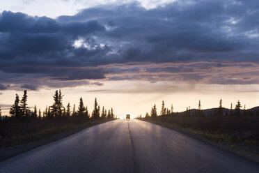 Straße inmitten eines Feldes im Denali National Park and Preserve gegen den Himmel bei Sonnenuntergang - CAVF51798