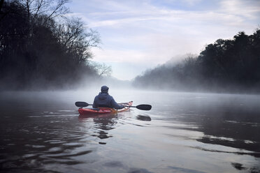 Rückansicht eines Mannes beim Kajakfahren auf dem Chattahoochee River vor bewölktem Himmel - CAVF51802