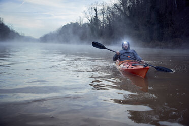 Mann im Kajak auf dem Chattahoochee River gegen den Himmel - CAVF51804