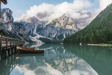 Majestätischer Blick auf den See und die Berge im Winter - CAVF51851