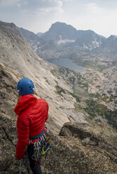 Hohe Winkel Ansicht der weiblichen Wanderer mit Bergsteigen Ausrüstung stehen auf Klippe gegen Himmel - CAVF51862