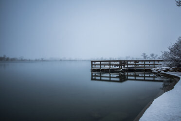 Landschaftlicher Blick auf den See gegen den Himmel im Winter - CAVF51900