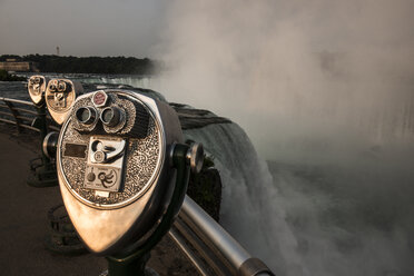 Münzferngläser gegen die Niagarafälle - CAVF51908