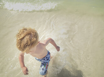 Hohe Winkel Ansicht von shirtless Junge läuft im Meer - CAVF51928