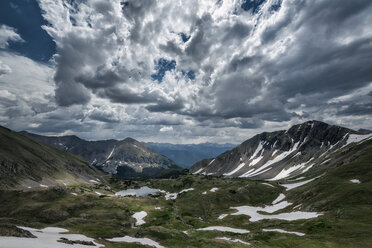 Landschaftliche Ansicht der Berge gegen bewölkten Himmel - CAVF51959
