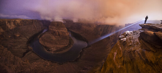 Wanderer mit Taschenlampe bei Horseshoe Bend - CAVF51989