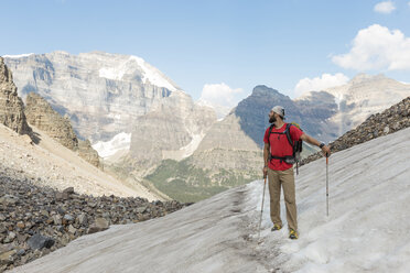 Mann in voller Länge auf einem schneebedeckten Berg im Banff-Nationalpark gegen den Himmel stehend - CAVF52025