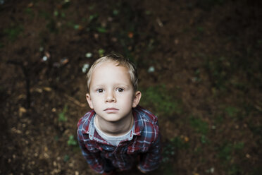Overhead-Porträt eines süßen Jungen auf einem Feld stehend - CAVF52065