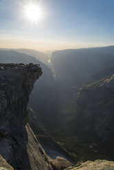 Fernansicht eines Mannes auf einem Berg im Yosemite-Nationalpark an einem sonnigen Tag - CAVF52077