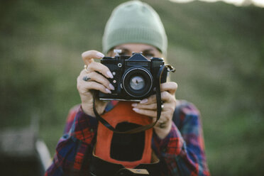 Nahaufnahme einer Frau beim Fotografieren mit einer Kamera - CAVF52121