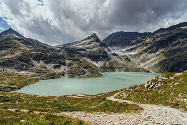 Aussicht auf einen See mit Bergen und stürmischen Wolken - CAVF52136