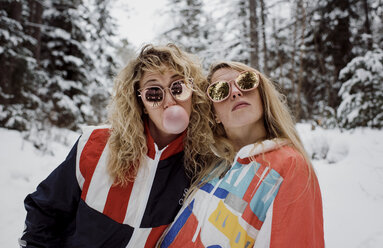Verspielte Freundinnen mit Sonnenbrille im Winter - CAVF52160