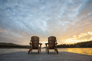 Stühle auf dem Steg am Lac Le Jeune im Paul Lake Provincial Park bei Sonnenuntergang - CAVF52259