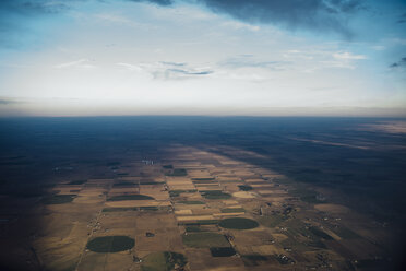 Luftaufnahme von Patchwork-Landschaft gegen bewölkten Himmel - CAVF52269