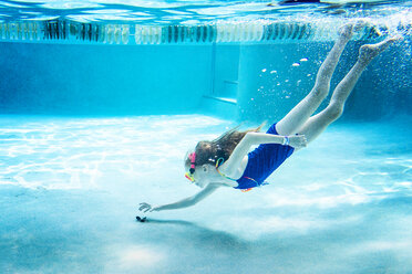 Mädchen in voller Länge, das im Schwimmbad nach den Schlüsseln greift - CAVF52327