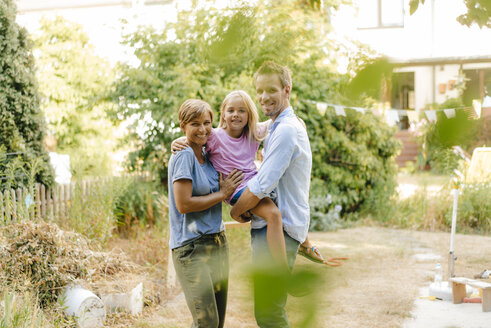 Porträt einer glücklichen Familie im Garten - KNSF05117