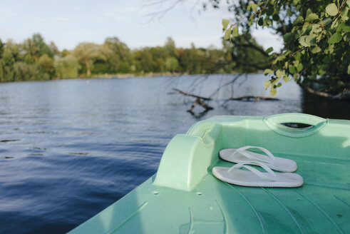 Flip Flops auf einem Paddelboot auf einem See - KNSF05139