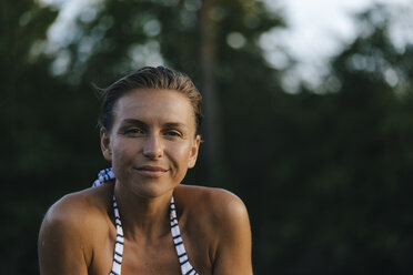 Porträt einer lächelnden Frau im Bikini - KNSF05141