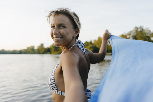 Porträt einer glücklichen Frau an einem See - KNSF05147