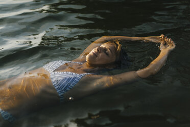 Porträt einer Frau, die in einem See schwimmt - KNSF05157