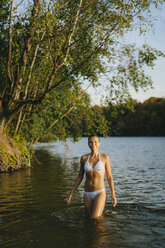 Porträt einer Frau im Bikini in einem See - KNSF05162