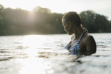 Frau in einem See bei Sonnenuntergang - KNSF05167