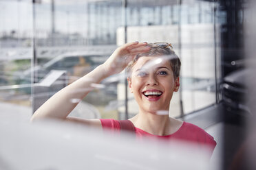 Porträt einer glücklichen Frau auf dem Flughafen - RHF02212