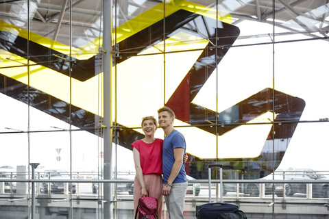 Glückliches Paar auf dem Flughafen, lizenzfreies Stockfoto