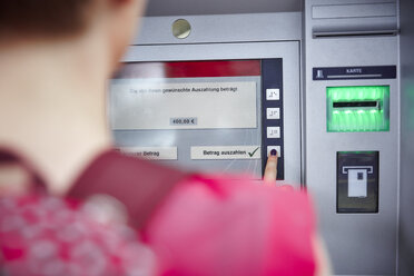 Nahaufnahme einer Frau an einem Geldautomaten - RHF02230