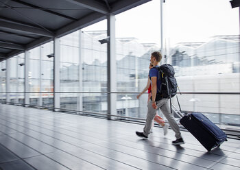 Pärchen beim schnellen Gehen am Flughafen - RHF02255