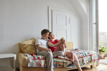 Entspanntes Paar sitzt zu Hause auf der Couch - RHF02262