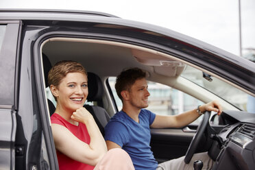 Happy young couple in a car - RHF02264
