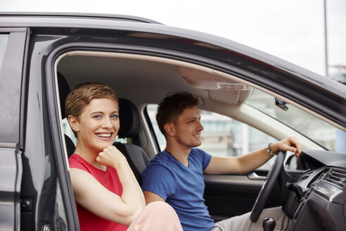 Glückliches junges Paar in einem Auto - RHF02264